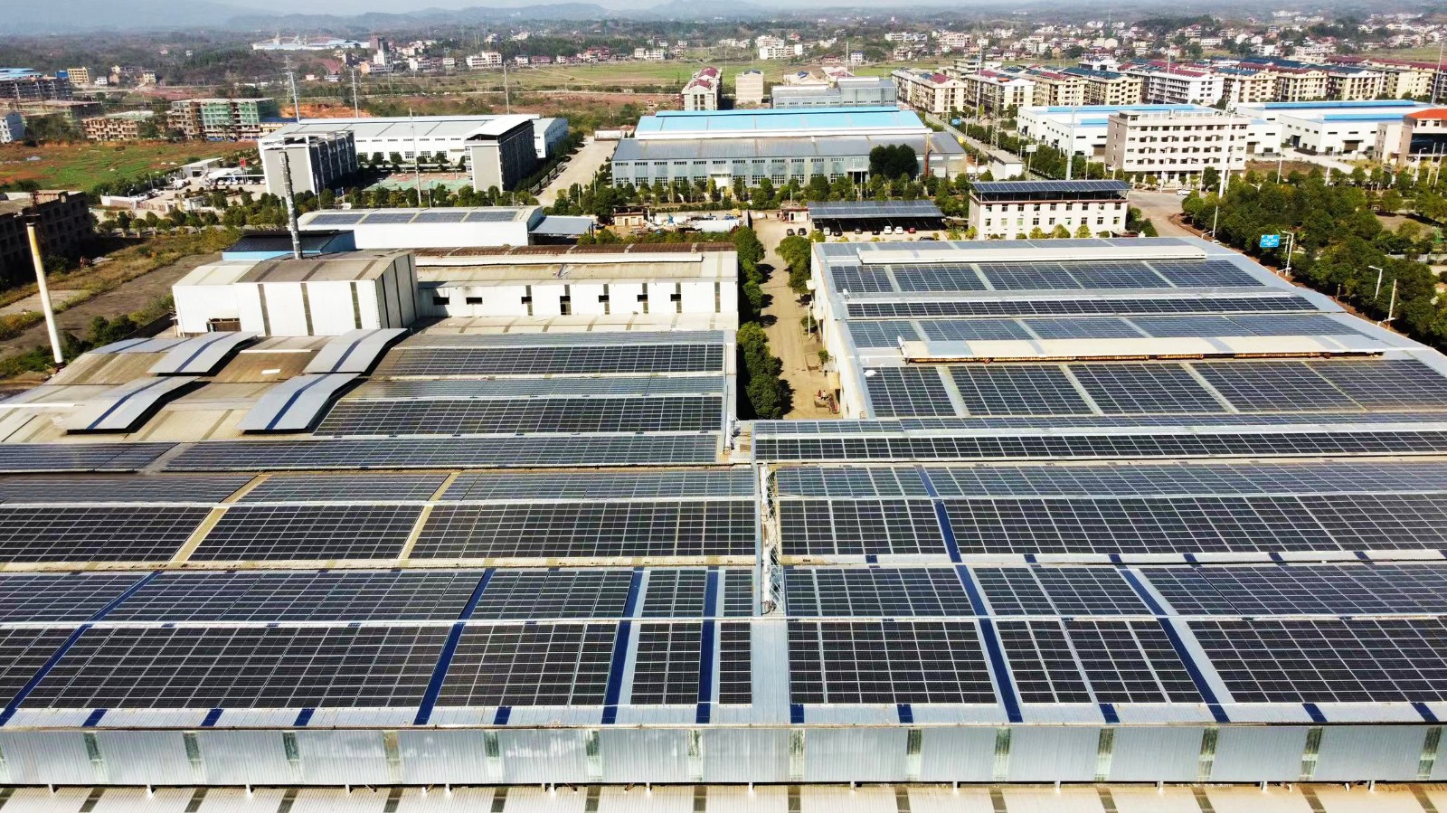 6月以来，，，，室外温度居高不下！多地供电主要，，，，光伏电站或将为工商业企业带来“用电自由！